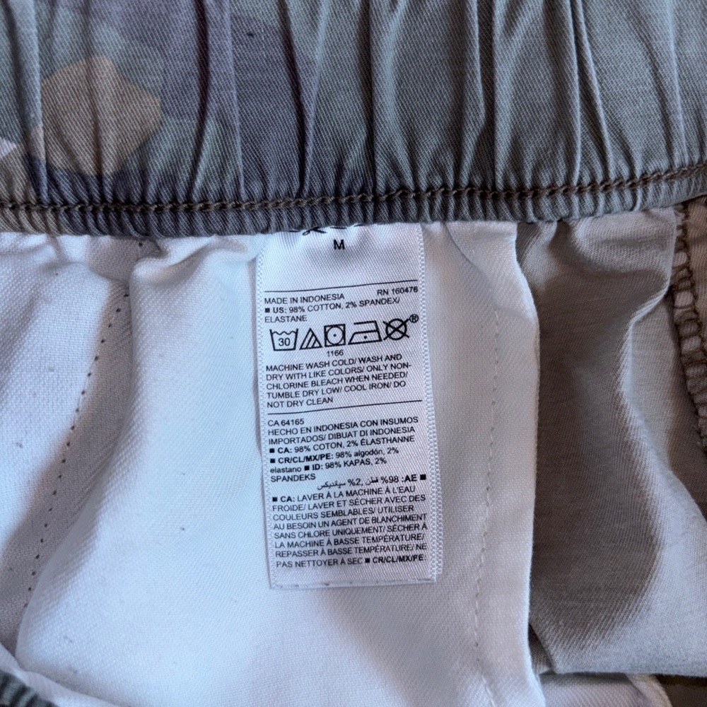 Washed cargo camo shorts. - Picture 4 of 7